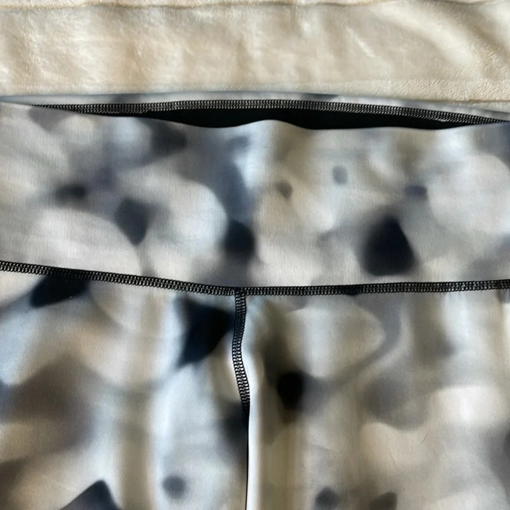 đź’°Adidas climalite tie dye capris leggings size medium black, gray white - Picture 5 of 7